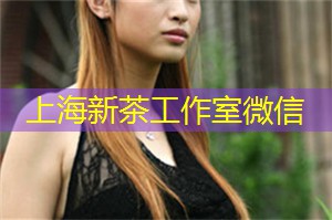 在外滩的长椅上享受夜晚的清风
